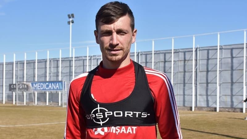 <p>Sivasspor'da bu sezon dikkatlri �zerine �eken y�ld�z oyuncunun sezon sonu s�zle�mesi sona eriyor.</p>