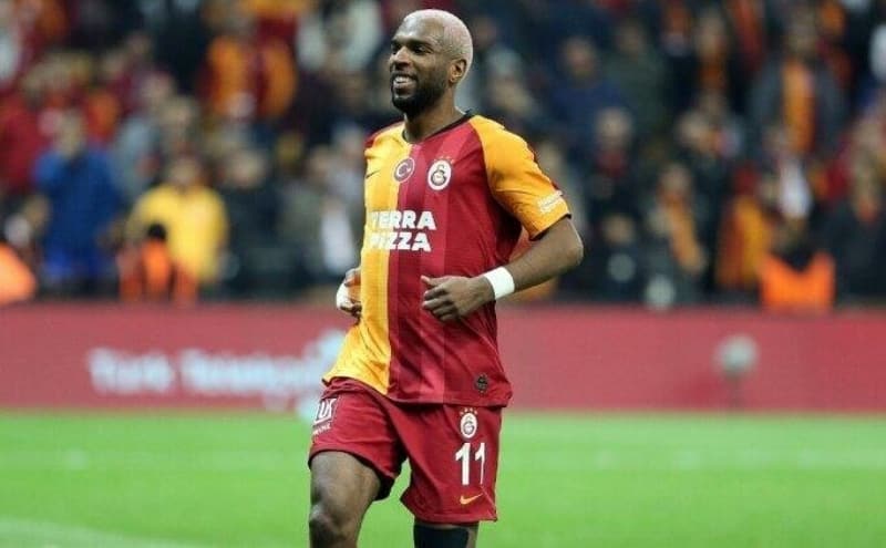 <p>Emlakçılık konusunda özel bir yatırım işine girdim. Multi-aile evleri. Şu anda oteller batıyor, büyük alışveriş merkezleri batıyor, birçok sektörde problem var. Bu yüzden ailelerin birlikte yaşayabileceği yaşam alanları çok önemli.</p>