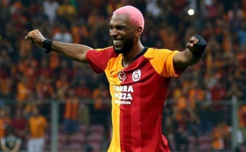 <p>Çok gençtim ve saf bir düşüncem vardı, 'Bankada 6 sıfırlı param var' diye düşündüm. Şimdi, aylık 1400 euro için bu işe girer miyim? 'Hayır, bankadaki sıfırlar büyüsün' derim.</p>