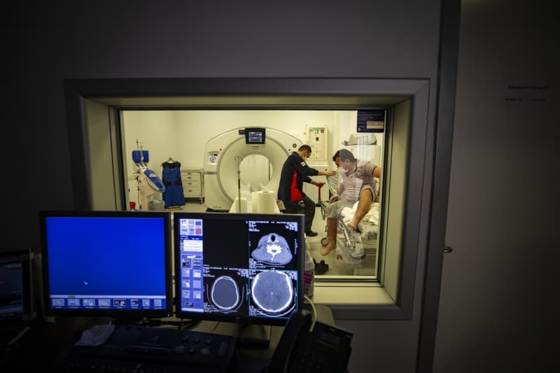 <p>Hastaneye ilk Kovid-19 hastasnn 11 Mart'ta yat yaptn aktaran Surel, yle devam etti:</p>