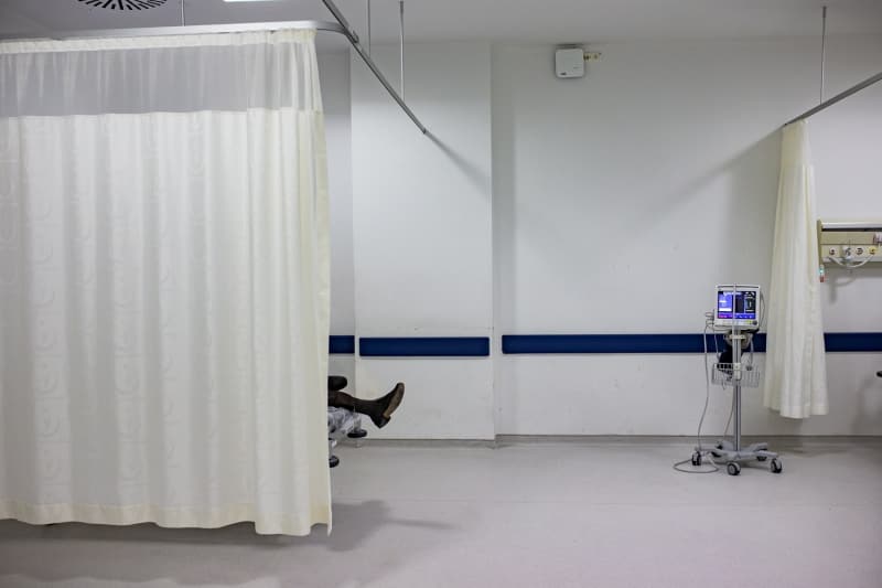 <p>Surel, bu srete Koronavirs Bilim Kurulunun tavsiyeleri dorultusunda hareket ettiklerini ancak hastanenin zel artlarn da gzetebilmek amacyla Pandemi Ynetim Kurulu ile Acil Kriz Koordinasyon Merkezi kurduklarn, bu sayede hastanenin kapasitesini, i gcn, hastalara nerede, nasl hizmet vereceklerini planladklarn syledi.</p>