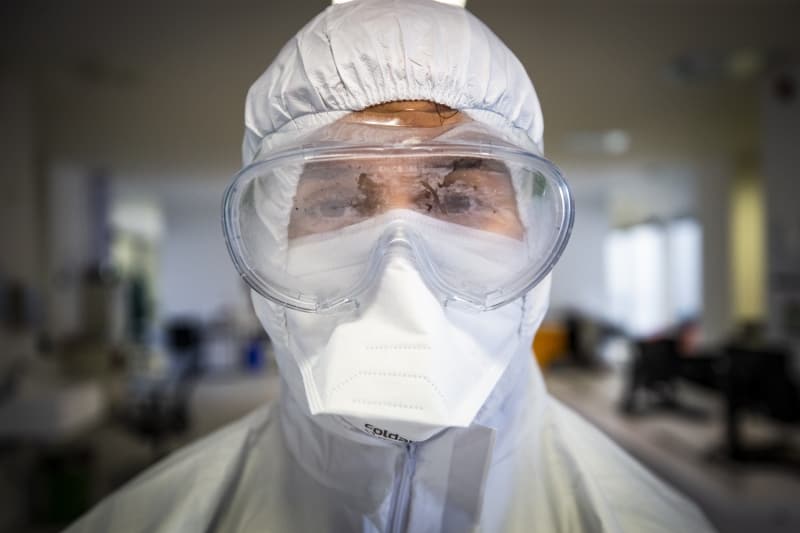 <p>Surel, 'ehir hastanelerinin yksek kapasitesinin bu olaanst durumlarda hastalarmz ynetmek noktasnda ok byk avantaj saladn yaayarak son birka aylk dnemde grdk.' dedi.</p>