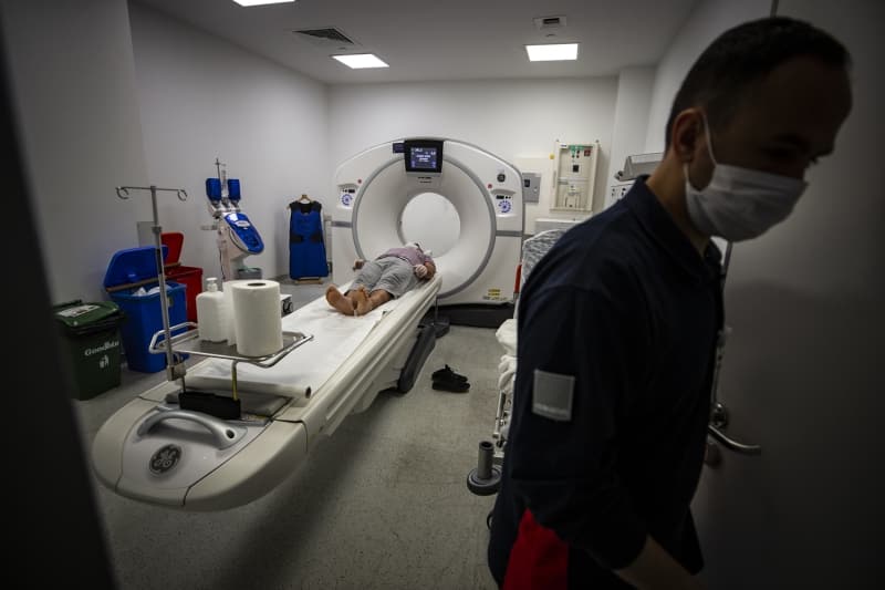 <p>'O gnden bugne kadar Kovid sebebiyle yaklak 5 bin 500 hasta takip ettik. Bunlarn ciddi bir ksm, radyolojide ve klinikte Kovid olduunu dndmz hastalarmz. 1800 kadar ise PCR dediimiz tetkikle solunum yollarnda Kovid olduunu doruladmz hastalarmz. Bu hastalarmzn ciddi bir ksmn youn bakmlarmzda, kayda deer bir ksmn da servislerimizde misafir ettik. krler olsun yksek bir iyileme oranyla hastalarmzn byk ounluunu taburcu ettik.'</p>