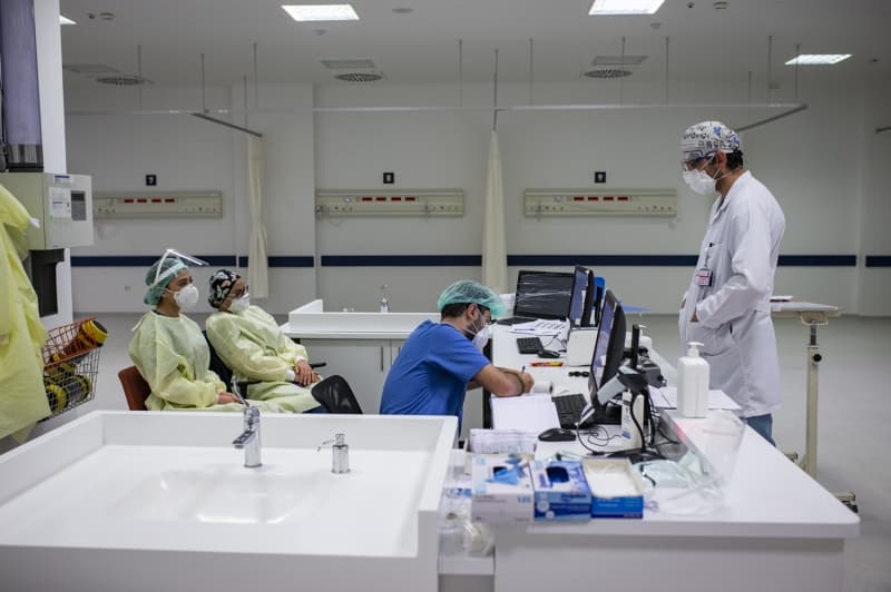 <p>Tan konan kiileri izole etmek amacyla kampsteki  binay Kovid-19'lu hastalara ayrdklarn ve bu srete birok personelin alma ortamnn deitiini belirten Surel, </p>