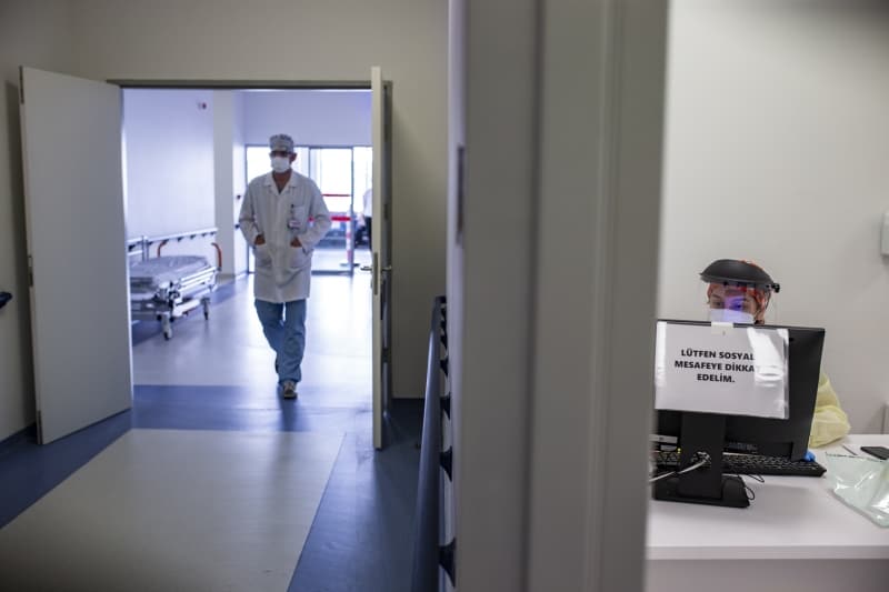 <p>'Negatif basnl bir ortamdayz. Partikllerin sald hava, havalandrmalar tarafndan hastann odasndan absorbe ediliyor ve personelin alt merkez alana yzde 100 temiz hava baslyor. krler olsun ki bugne kadar youn bakmlarmzda hastasndan enfekte olan hibir personelimiz yok. Bizim de ok dk seviyede enfekte olan arkadalarmz var ama filyasyonlarn yaptmz zaman grdk ki hep toplum kkenli. Hastaneden, hastasndan bu mikrobu alp, Kovid olan bir alanmz yok.'</p>