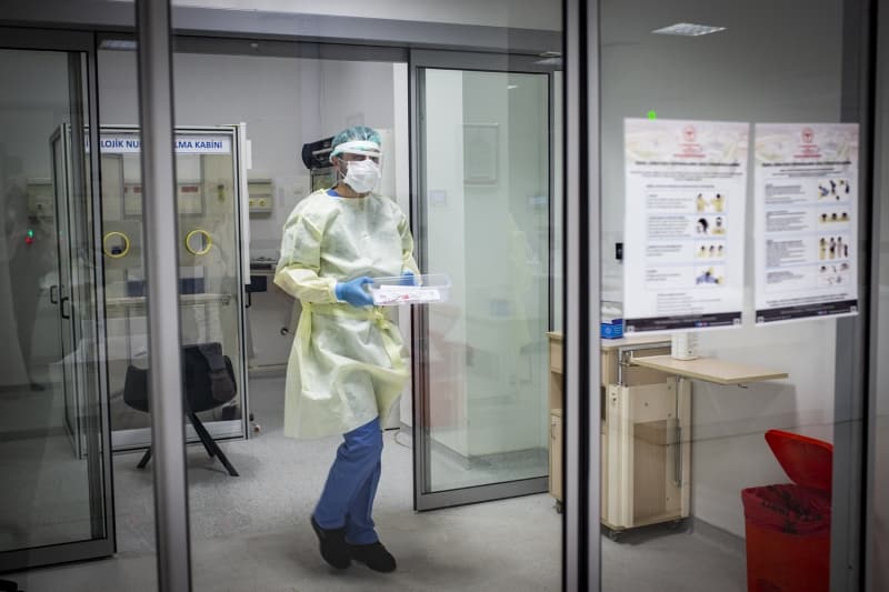 <p>Tbbi Mikrobiyoloji Laboratuvar dari ve Eitim Sorumlusu Do. Dr. Bedia Din ise 27 Mart'tan itibaren SARS-CoV-2 PCR testini almaya baladklarn, nce kliniklere nasl rnek alnacana ilikin eitimler verdiklerini, sonra da Ankara'daki birok hastaneye de hizmet verdiklerini anlatt. Din, yle konutu:</p>