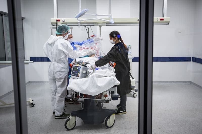 <p>Kovid-19 hastalarnn kald birimlerde onlar takip eden personel bulunduunu ve 7/24 veri takibi yaptklarn anlatan Cokun, bu verilerin l Salk Mdrl ile Salk Bakanlna aktarldn belirtti. Grafikler zerinden saysal veriler paylaan Cokun, unlar kaydetti:</p>