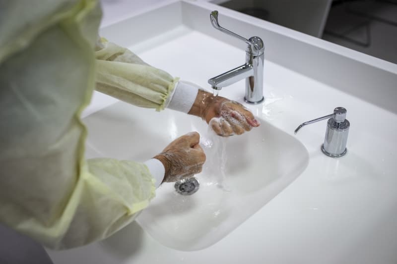 <p>'Gnde yaklak 900 ila 1200 civarnda test alyoruz. u ana kadar 35 bine yakn test altk. Bunun 20 bin ve daha fazlas bizim hastanemize ait. Ortalama 5-12 saat arasnda sonu veriyoruz. Bu laboratuvarda rnek kabulnde ok st dzey nlemler alyoruz. rneklerin tanmasyla bizim srecimiz balyor. rneklerin belirli bir srede laboratuvara ulatrlmas lazm onunla ilgili eitimler verdik.'</p>