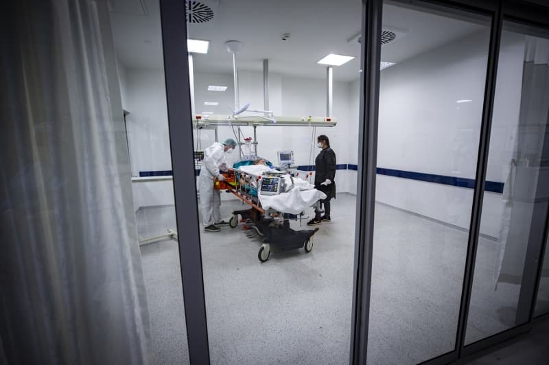 <p>Ankara ehir Hastanesi Acil Kriz Koordinasyon Merkezi Sorumlusu Prof. Dr. Ali Cokun da merkezin Salk Bakanl ve Ankara l Salk Mdrl ile koordineli bir ekilde almalarna devam ettiini vurgulad.</p>