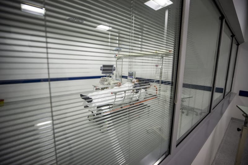 <p>'Ankara iindeki yerimize baktmzda, ehir hastanesinin dndaki hastanelere gre pozitif vakalar asndan yaklak olarak yzde 25'lerde bir orana sahibiz. pheli vakalar asndan da yzde 44 ksurlardayz yani yzde 45'lerde. Bunu 50'ye yuvarlayacak olursak nerdeyse yarsna yakn da pheli hasta grubunda.'</p>