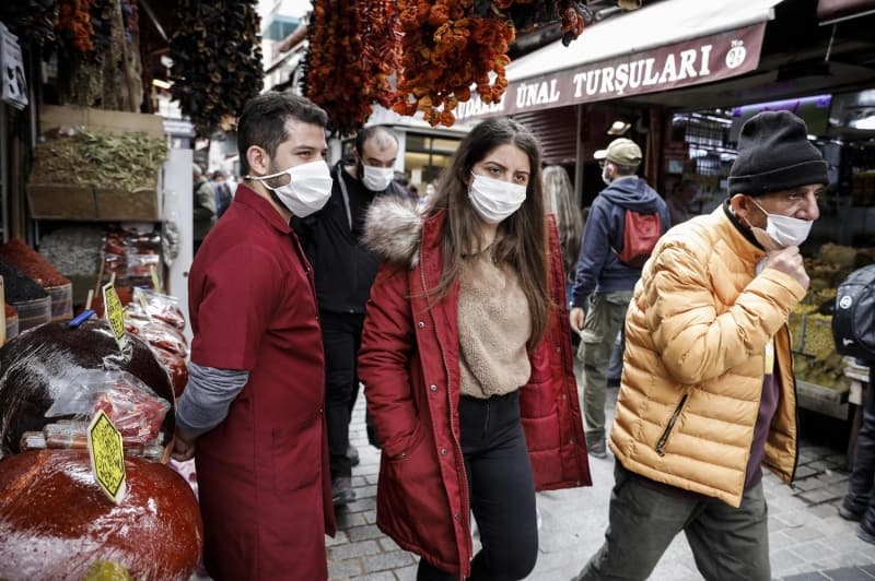 <p><b>'EŞ DOSTTA KAHVE İSTİYOR, ONLARA DA SERVİS YAPIYORUZ'</b><br></p>