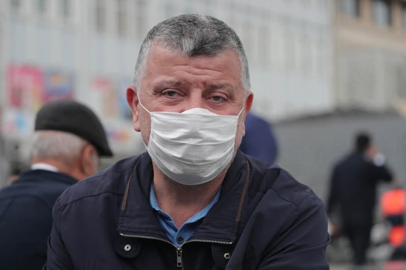 <p>Metin Dırdıroğlu, 'Kahvaltılık aldım, şeker aldım, kahve aldım. Eş dostta kahve istiyor, onlara da servis yapıyoruz. Bu hastalık bitsin biz de işimize gücümüze bakalım. Ben sokağa çıkma kararını yerinde buluyorum, sonumuz iyi olsun' dedi.<br></p>