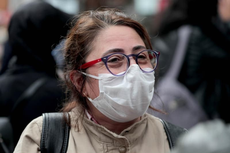 <p>Alışveriş yapan Nuray Özkan, 'Annemler seyahate gideceği için biraz mecburi bir alışveriş oldu. Onların kendi isteklerini alıyorum. Pandemi başladığından beri ilk kez geliyorum ve alıp bir an önce gitmek istiyorum. Bayramda yasak kötü ama sağlığımız açısından gerekli' şeklinde konuştu. <br></p>