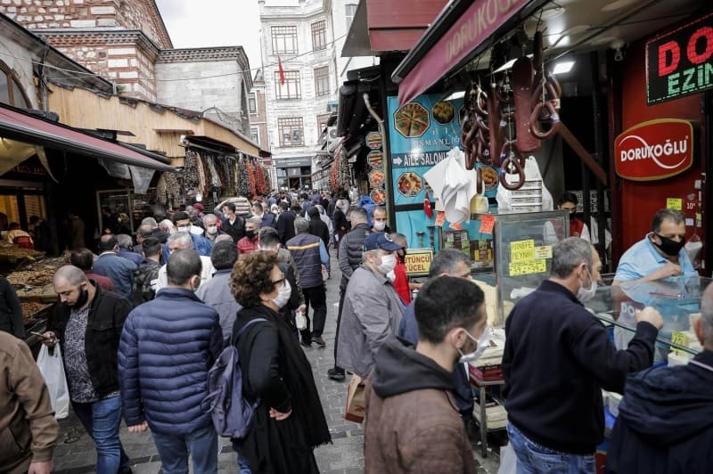 <p>Bayramlık alışverişe çıkan Semra Öner, 'Lokum alıyorum, kahve aldım, çorap aldım. Sokağa çıkma yasağı biraz zor oldu ama sonumuz hayırlı olsun' dedi.</p>