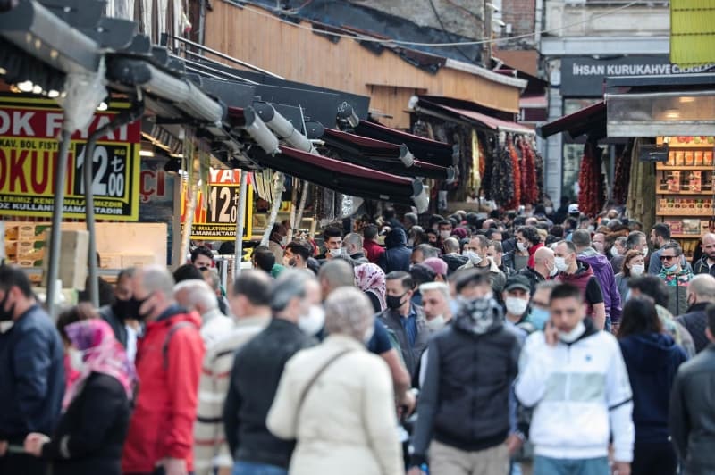 <p>Nurettin Yıldırım, 'Lokum aldım, çiçek pazarından çiçek aldım. Sokağa çıkma yasağı daha iyi oldu, evde rahat rahat çocuklarla, torunlarla otururuz. Lokumların birisini kendime, birisini gelinime aldım.' diye konuştu.<br></p>