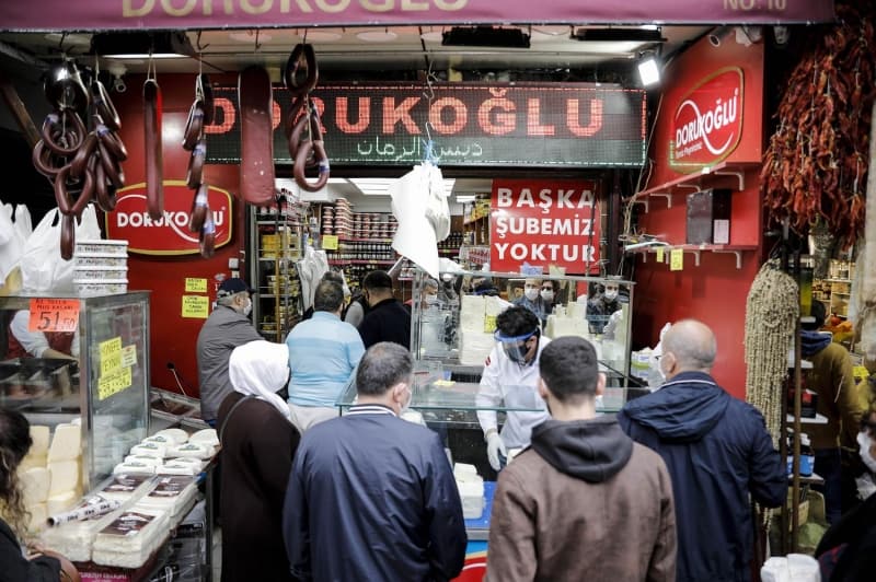 <p>Lokum ve şeker satan Hasan Öner ise, 'İki gündür kalabalık burası. Vatandaş çıkamayacak, sonuçta sağlığımız önemli. Ama evlerinde de olsa sembolik olarak herkes bir şeyler alıyor, az da olsa, yarım kilo, bir kilo almasa da 200-300 gram alıyor, bayramını evde geçirecek herkes. Bayramlık ürünler bu sene geçen senekine göre çok ucuz, geçen sene 30-35 liraya sattığımız ürünü bu sene 25 liraya satıyoruz' dedi.</p>