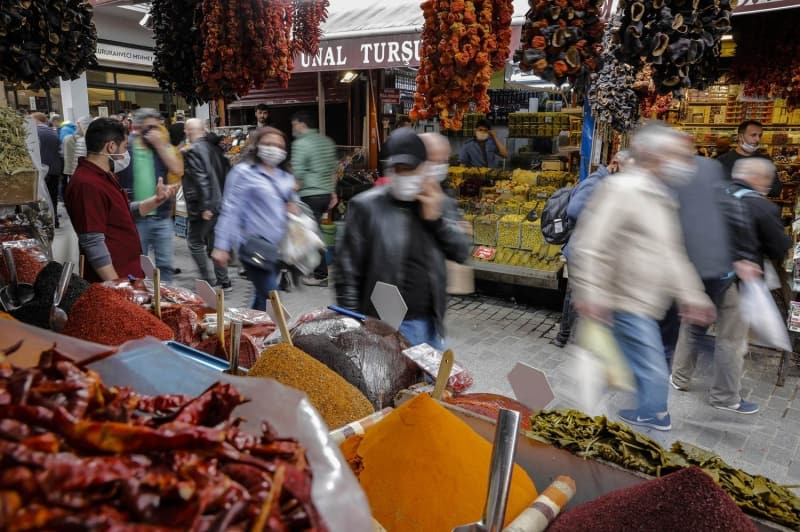 <p>Lokumcu Suat Kandemir, 'Bayram dolayısıyla yoğunuz, fiyatlarımız 12 lira. Eski bayramlar yok, eski yoğunluk yok, 'nerede eski bayramlar' diyoruz' şeklinde konuştu. </p>