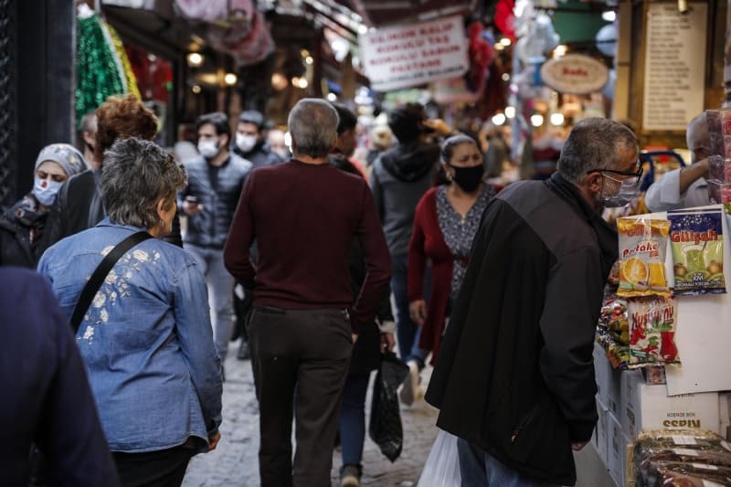 <p><b>'HERKES BİR ŞEYLER ALIYOR, AZ DA OLSA'</b></p>