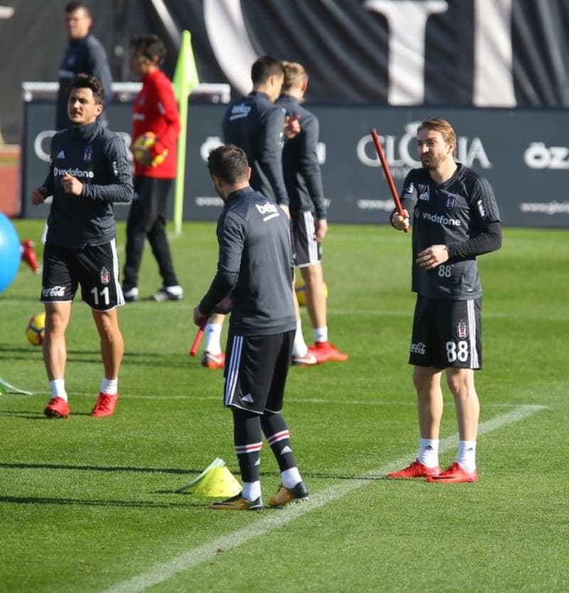 <p>Hatta en son konuşma, Caner'in Fenerbahçe'yle en son konuşma ben, Caner ve Batur Altıparmak arasında geçmiştir. Orada da Caner 'Abi çok teşekkür ederim. Ben biliyorum bu ailenin bir parçası olduğumu. Ama ben gitmek zorundayım.' dedi.</p>