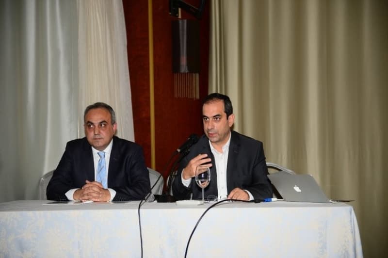 <p>Birincisi, şöyle bir hadsizlik yapıp Caner ve Gökhan'ı alınsınlar alınmasınlar gibi bir şey deme durumum yok, bunu söyleyemem. Bütün kulüplerin futbolcuları taraftarlar için değerlidir ve bu değer sahadaki performansla kazanılır. Hiçbir yönetici de o süreçleri zayıflatacak gizli kalması gereken kamuoyunda tartışılmaması gereken konuları konuşmamalıdır. Bu da benim algım. Ama şunu rahatlıkla söyleyebilirim, bizim yönetimimiz zamanında Caner ve Gökhan'ın sözleşmeleri sona ermişti.</p>