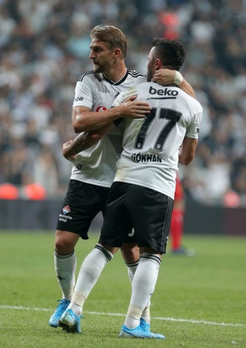 <p><b>'CANER'İN GİTMESİNİ MAKUL GÖRDÜK'</b></p><p>Bu çok saygı duyulması gereken bir sebep, bu ileri sürüldükten sonra sizin daha fazla adım atmanız mümkün değil, çünkü konu maddi değil, bağlılıkla ilgili bir sıkıntısı yok. Bu gerekçeyi söyledi.</p>