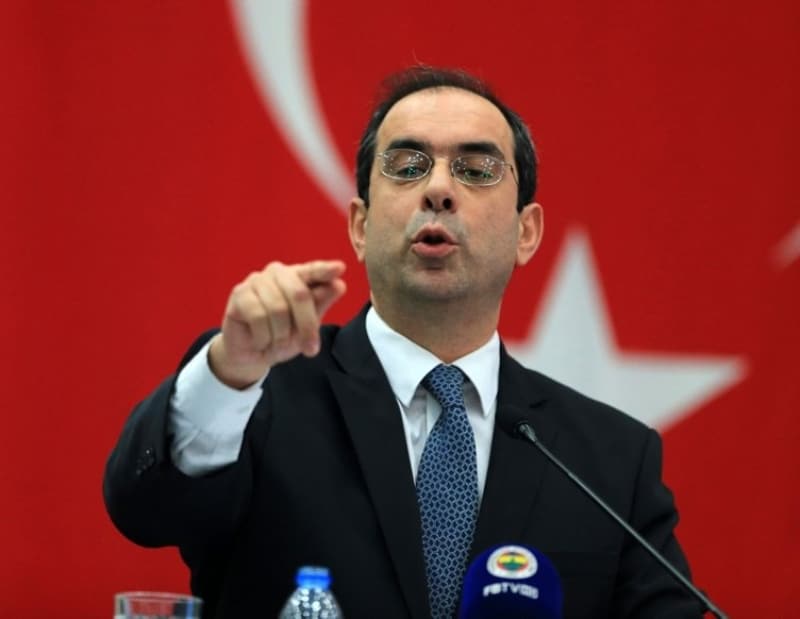 <p>Her ikisiyle de sözleşme uzatmak için o günkü yönetimin iradesi vardı o günkü teknik ekibin raporları doğrultusunda. Caner'in durumu çok ayrıydı, eşiyle boşanma arifesindeydi, Türkiye'den uzaklaşmak, ailevi ve sorunu Türkiye'de yaşamamak istiyordu. Uzaklaşmak istiyordu.</p>