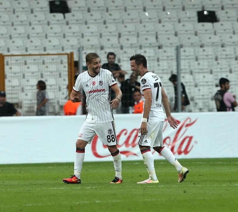 <p>Dolayısıyla, maddi konularla ilgili durum iddia edilecekse o durum söz konusu değil. Geçenlerde sosyal medyada gördüm, kendisiyle görüşülmemesi gibi bir süreç, haşa, mümkün değil. Nisan'dan Beşiktaş'a imza atmadan 1 gün evveline kadar, 7 gün 24 saat görüşenlerden biri benim. Yazışanlardan biri benim. Bu yazışanlar kısmını çok çok önemsiyorum. Çünkü aramızdaki yazışmalar hala duruyor Sevgili Gökhan'la.</p>