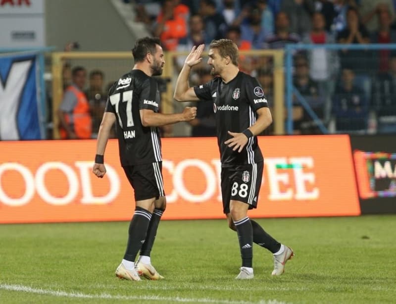 <p>O süreçlere şahit gazeteciler de var, onların da zaman içerisinde konuşacağını düşünüyorum. Fenerbahçe Kulübü'nün transfer sürecinde en çok mesai harcadığı, çaba sarf ettiği, fedakarlık yaptığı futbolcudur Gökhan. Fenerbahçe'nin Gökhan'a teklif ettiği mali koşullar Beşiktaş'ın sağladığı koşullardan bana göre daha iyidir.</p>