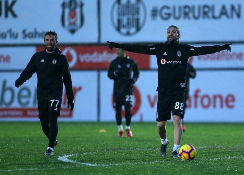 <p>Benim anlatabileceğim bu tarafı. Sonra Inter'e gitti, hoca değişikliği oldu Inter'de, kadro dışı kalınca oynamak istiyordu, son anda Beşiktaş'a geldi.</p>