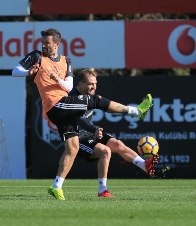 <p>Ondan sonrasının değerlendirmesini artık taraftarlar yapabilirler. Caner gittikten sonra ne yapmış ne etmiş, geri dönmeyi haklı kılacak durumu var mı yok mu artık taraftarlar karar verirler. Ama ben Fenerbahçe'nin o dönemde yaşadığı durumu anlattım. Yani sözleşme uzatmak istediğimiz bir futbolcuydu Caner.'</p>