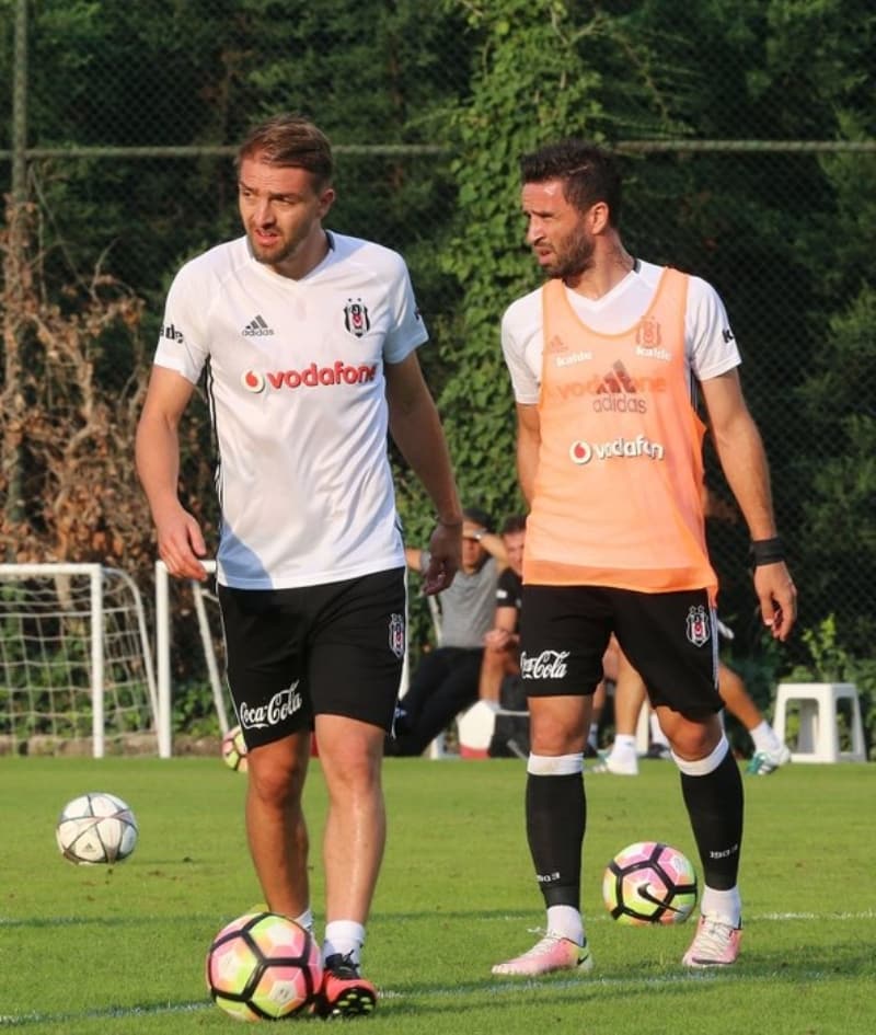 <p>Yaptığı sözleşmeden de daha iyidir son noktada. Hatta ben mesela şu an şaşırıyorum; Gökhan 4. yılını tamamladı Beşiktaş'ta. Gökhan'ın benim bildiğim 4+1 yıl olması lazım sözleşmesi çünkü bizim de verdiğimiz teklif 4+1 yıldı.</p>