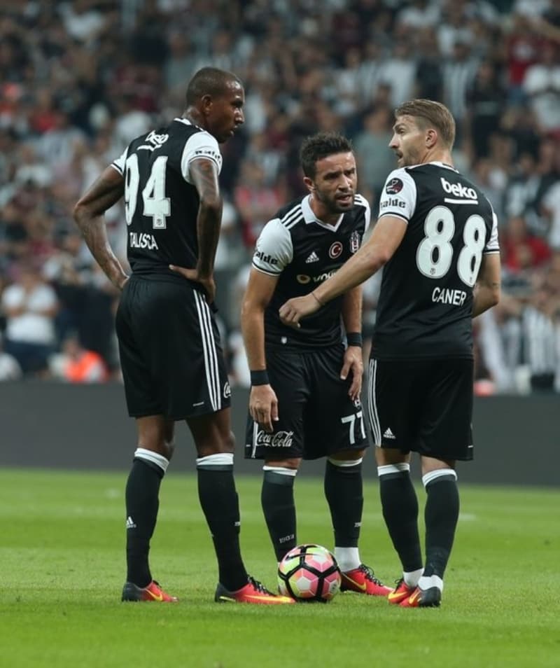 <p><b>'FENERBAHÇE, GÖKHAN İÇİN ÇOK EMEK VE ZAMAN HARCADI'</b></p><p>'O dönemde de konuşuluyordu. Hatta şunu da söyleyeyim biz Gökhan ile görüşmeye başladıktan sonra Beşiktaş'a imza atmış olduğu o yüzden bizle anlaşamadığı medyada da dillendirilmeye başlandı... Gökhan Fenerbahçe ile sözleşmesi devam eden bir futbolcuydu.</p>