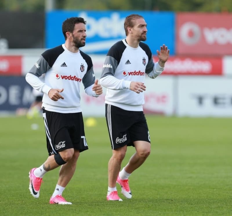 <p>Sebebini de anlattı, ben de yönetime anlattım. Biz makul gördük, yapacak bir şey yoktu, Inter'e imza attı. Galatasaray maçındaki hareketinden sonra, olaylardan sonra oldu bu.</p>