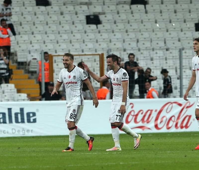 <p>İleride anılarımı yazarsam ben bunları Gökhan'dan izin alarak kullanmak istiyorum çünkü bunlar özel iletişimdir, onu paylaşmak çok doğru olmaz. Ama ona orada Fenerbahçelilik değerleriyle ilgili söylediklerim, Fenerbahçe'nin geleceği ile ilgili ona söylediklerim, o açıdan baktığımızda, manevi karşılığını bulmamıştır bizim arzumuz, öyle söyleyebilirim.'</p>