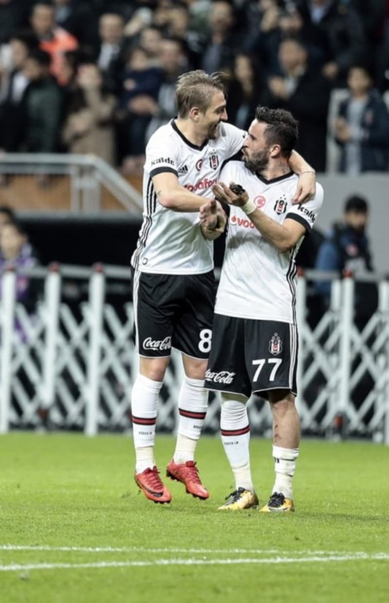 <p>Dolayısıyla sözleşmesi devam ederken başka bir kulübe imza atması ve o kulübün, o sözleşme üzerinden hak iddia etmesi mümkün değildi. Ben bunu defalarca Gökhan ile konuştum 'Eğer bir kaygın, bir korkun varsa buradan bir sıkıntı çıkmaz. Rahat ol' diye...</p>