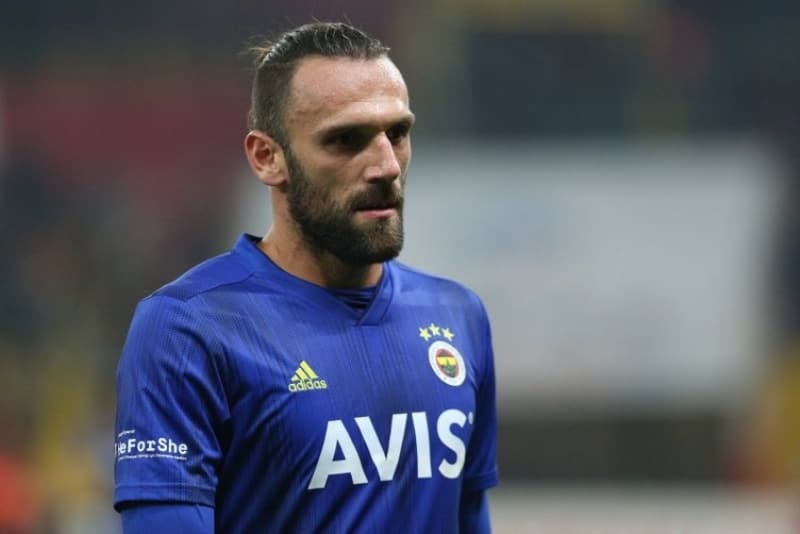 <p>Kosovalı golcü için İngiliz devi Manchester United, Süper Lig'in ilk yarısında oynanan Aytemiz Alanyaspor maçına gözlemci göndermiş, ardından Napoli, Tottenham ve Lazio gibi takımlar da 26 yaşındaki futbolcuyu listesine almıştı.</p>