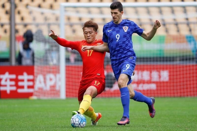 <p>Aynı takımla profesyonel futbol yaşantısına adım atan 25 yaşındaki futbolcu, 2014 yılında 100 bin Euro karşılığında Dinamo Zagreb'e transfer oldu.</p>