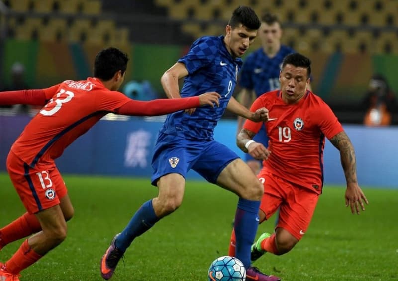 <p>Bosna Hersek'in U17, U18 ve U19 takımlarında forma giymesinin ardından Hırvatistan Milli Takımı'nı tercih eden başarılı oyuncu, 2 kez sahaya çıktığı Hırvat Milli Takımı ile gol ve asist katkısı sağlayamadı.</p><p>Bu sezon Hırvat ekibiyle dikkat çekici bir performans sergileyen ve 19 gol, 4 asist üreten Maric'in güncel piyasa değeri ise 3.2 milyon Euro.<br></p>