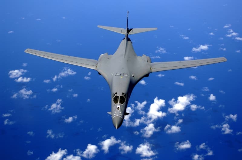<p>Benzer bir bir yenileme de , Pentagon'un yeni uzun menzilli fzelerinin en az 40'n tayacak ekilde modifiye edilebildiini kantlam olan USAF'nin B-1B Lancer' iin aratrlyor.</p>