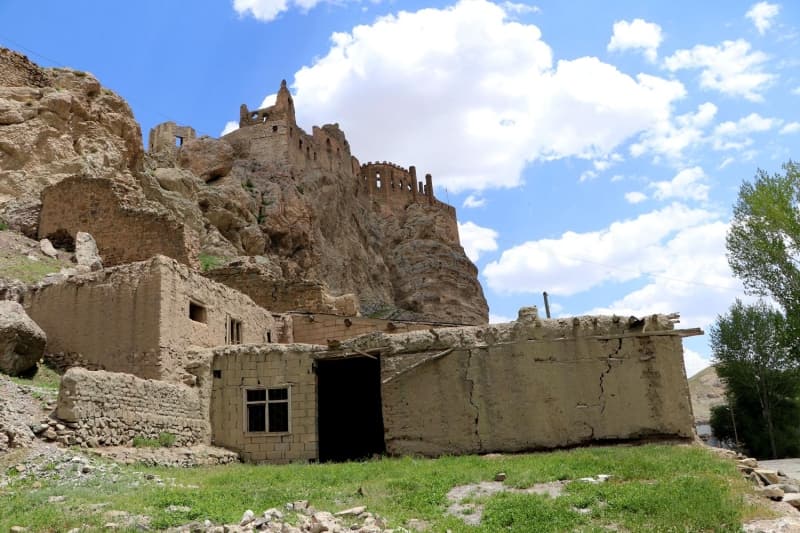 <p>Başka bir amacımızda gelen turistleri Gürpınar merkezimizde tutmak. Ayrıca kaleye çıkan patika yollarımız var hem sağlıklı yaşam için 10 bin adım atsınlar ve yürüsünler Hoşap'ı da daha iyi görsünler diye. Kalenin dibinde tarihi Evliya Bey Köprüsü var. Bu barakalardan dolayı görünmüyor. </p>