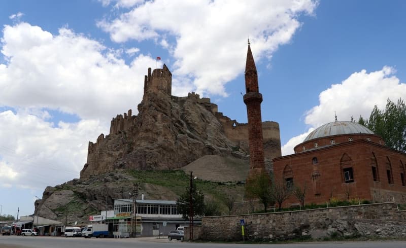 <p>O köprünün etrafındaki bütün barakaları yıkıp yeşil alan yapıyoruz. Bu proje benim için çok önemli bir projedir. Ve beni çok heyecanlandıran bir projedir. İnşallah yapılınca da o heyecanı tüm milletimizle paylaşacağız'</p>