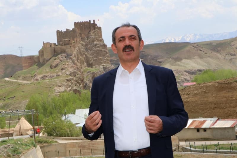 <p><b>'YENİ YERLER HOŞAP'IN GÖRKEMİNE UYUM SAĞLAYACAK'</b></p><p><br></p><p>Hoşap Kalesi'nin etrafında bulunan ve kötü görüntüye neden olan yapıların Hoşap'ın görüntüsüne uymadığını belirten Başkan Tanış şöyle konuştu:</p>