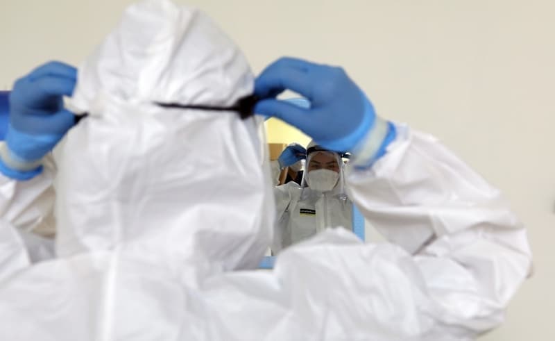 <p>Çok sıkı biyogüvenlik ve iş sağlığı eğitimi alan personel, maske, bone, tulum, siperlik, eldiven gibi donanımları prosedüre uygun giydikten sonra merkeze girebiliyor.</p>