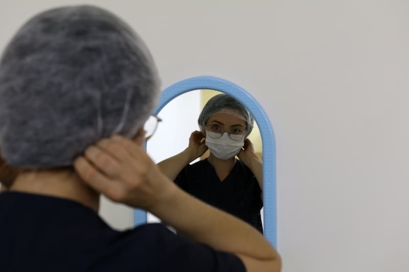 <p><b>- BİR LABORATUVARDAN DİĞERİNE GEÇİŞ YASAK</b><br></p>
