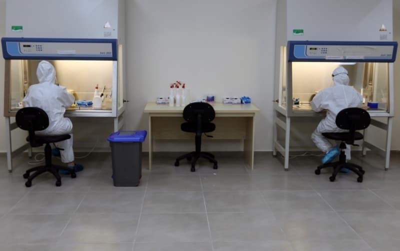 <p>Tanı Merkezi Laboratuvar Koordinatörü Prof. Dr. Hülya Ayar Kayalı, AA muhabirine yaptığı açıklamada, TÜSEB ve DEÜ iş birliğinde başlatılan çalışma için gönüllü olan ve beyin takımında yer alan Prof. Dr. Mehmet Ali Öktem, Prof. Dr. Esra Erdal, Prof. Dr. Ferhat Matur, Prof. Dr. Safiye Aktaş, Doç. Dr. Güneş Özhan Baykan, Doç. Dr. Alpay Özbek'in yönetimindeki ekibin nisan ayı başında analizlere başladıklarını belirtti.</p><p>Düzenli olarak Kovid-19 testinden geçen ekibin güvenlik konusunda çok hassas olduğunu vurgulayan Kayalı, 'Numuneler kesinlikle güvenli ellerde ve biz de burada güvendeyiz. Ekibe başlangıçta eğitimler, iş akışıyla ilgili bilgi verildi. Herkes ne yapacağını biliyor, önlemlerini alıyor ve güvenli şekilde çalışıyor. Analizlerimizi yapıyoruz. Tedirgin olmadığımızı da söyleyebilirim.' diye konuştu.</p><p>Sağlık Bakanlığı, TÜSEB, DEÜ tarafından resmi görevlendirmelerinin yapıldığını ancak koronavirüs salgınına karşı 'gönülden' çalışmanın büyük önem taşıdığını aktaran Kayalı, 'Hocalarımızın hepsine, bizi destekleyen herkese çok teşekkür ediyoruz. Biz bildiğimiz işi severek yapıyoruz. Önlemler sayesinde bugüne kadar hiçbir personelimizde virüse de rastlanmadı.' dedi.</p>