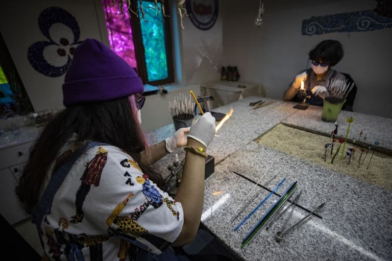 <p>Vefa Destek Projesi kapsamnda alan ekiplerin de bu dnemde 7/24 hizmet verdiini dile getiren Antep, 'ok zor bir hizmeti yapyorlar. ocuklarmzdan, 'Vefa Destek Grubu'nda alan abi ve ablalarmza bir destekte bulunalm.' teklifi geldi. Cam ileme kurslarnda eitim gren ocuklarmz 140 camdan anahtarlk yapt.' ifadesini kulland.</p>