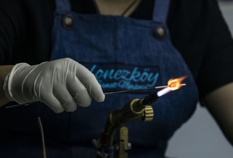 <p>Mektupta, 'Sizler bu toplumun korkusuz kahramanlarsnz. Bu srete ok yoruldunuz ve evinizden uzak kaldnz. En ksa zamanda salkla evinizin kapsn amanz dileiyle. yi ki varsnz.' ifadeleri yer alyordu.</p>