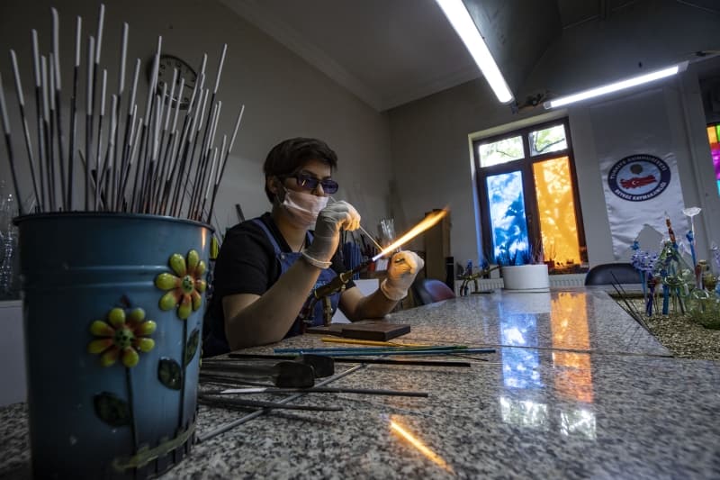 <p>Safi, teekkr ederek, ocuklarn gnderdii mektubu da okudu.</p>