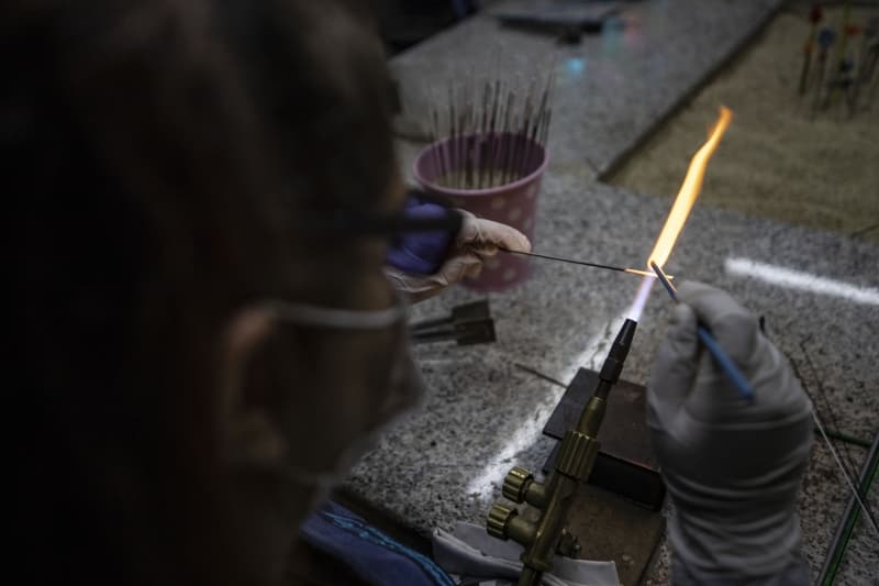 <p>Cam sanat kursu eitmenlerinden Cansu Civelek ise ocuklarn 1,5 ay eitim aldn anlatarak, 'Bizimle alrken keyif aldlar, scak bir objeye ekil vermek onlara keyif verdi. ocuklar bu konuda ok yetenekliler. Zorluklarn zerinden gelmeyi baarabilirler.' dedi.</p>