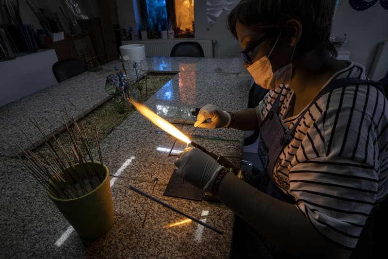 <p>ocuklar hazrladklar camdan anahtarlklar Beykoz Kaymakaml Sosyal Yardmlama Vakf Mdr Selim Safi'ye 'yi bayramlar' dileyerek teslim etti.</p>